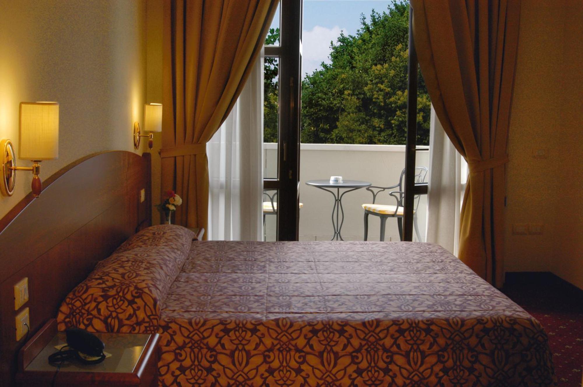 Hotel Smeraldo لاتيزي المظهر الخارجي الصورة