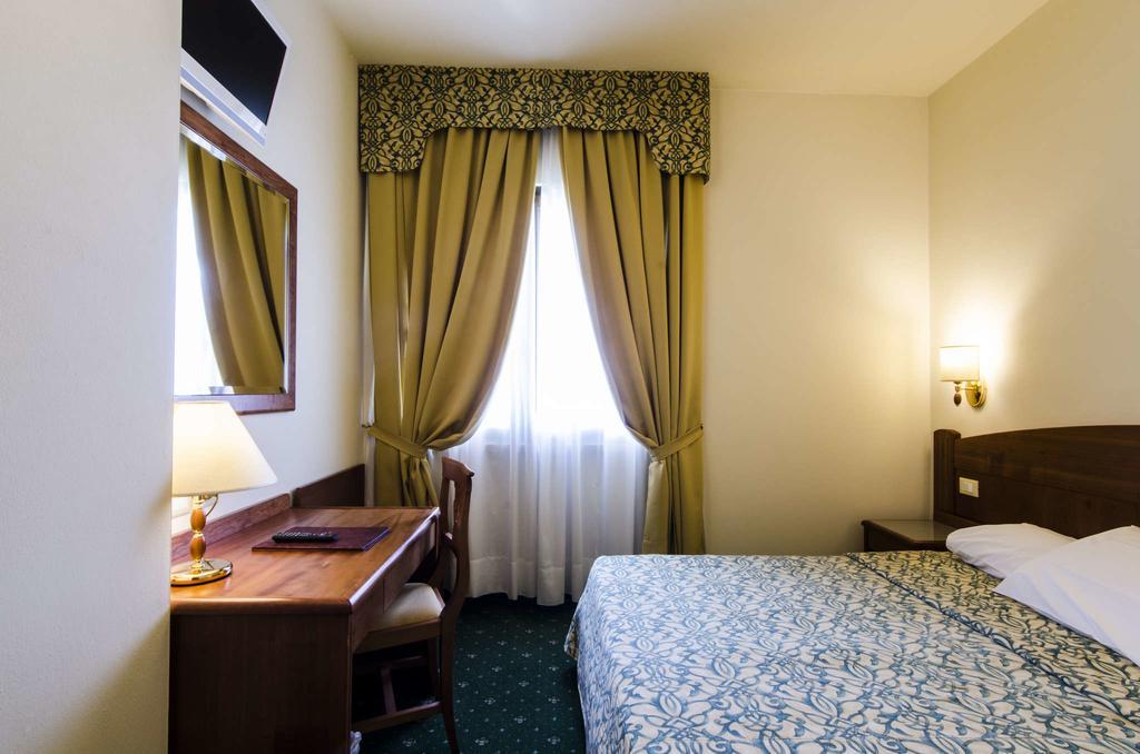 Hotel Smeraldo لاتيزي المظهر الخارجي الصورة