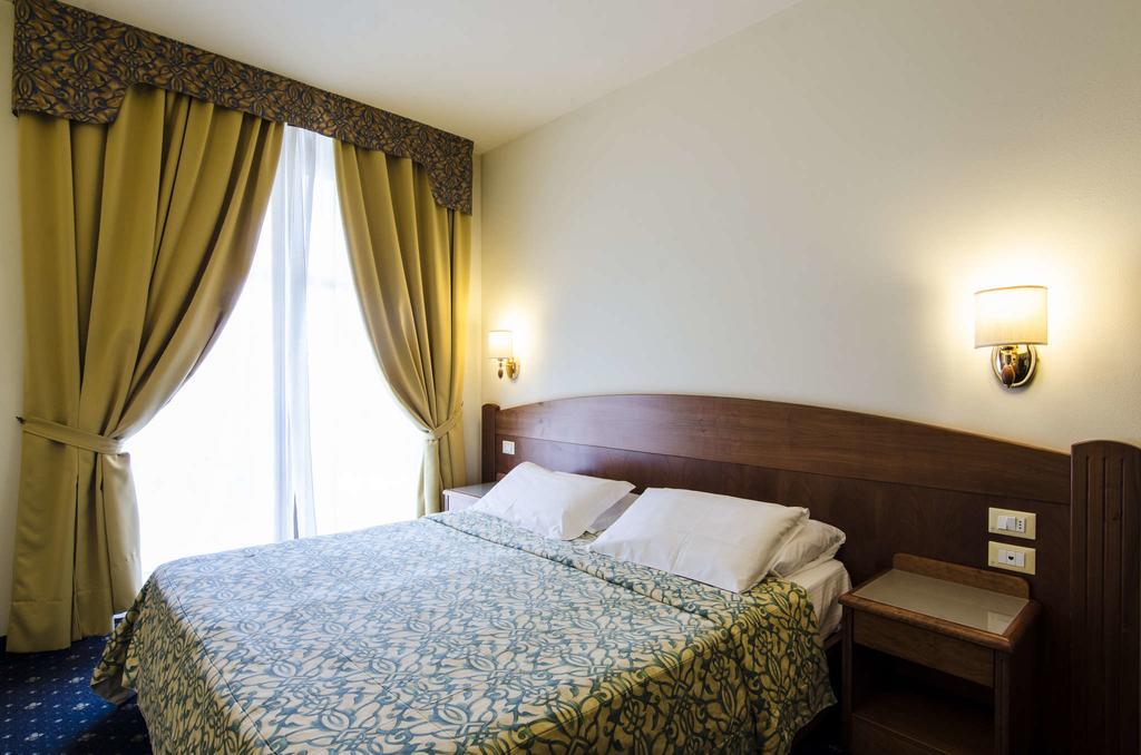 Hotel Smeraldo لاتيزي المظهر الخارجي الصورة