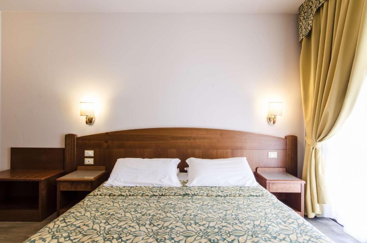 Hotel Smeraldo لاتيزي المظهر الخارجي الصورة